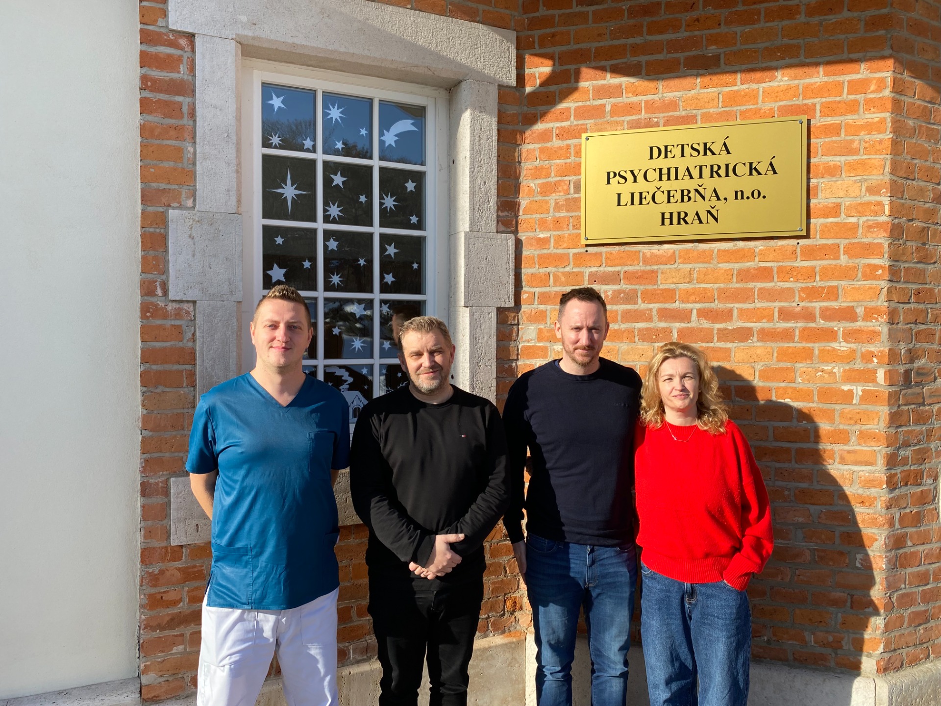 Na fotke zľava: MUDr. Lukáš Hanuliak, MBA, MSc. - primár Detská psychiatrická liečebňa n.o. Hraň Mgr. Ján Pjentek - metodik Chameleóni n. o. Ing. Miroslav Samseli - riaditeľ Chameleóni n. o. PhDr. Lenka Ferenčíková - riaditeľka ZŠ pri zdravotníckom zariadení Hraň